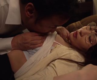 Cô vợ thiếu thốn nên làm liều